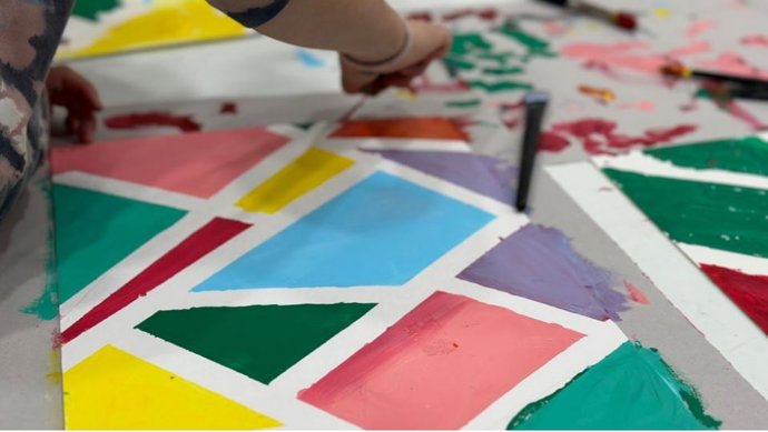 Mediante el empleo de cintas y pintura sobre fondo plano, los participantes crearán formas y figuras geométricas sobre superficies