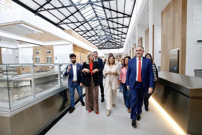 La presidenta de Cantabria, María José Sáenz de Buruaga, inaugura la rehabilitación del Mercado de Abastos de Castro Urdiales