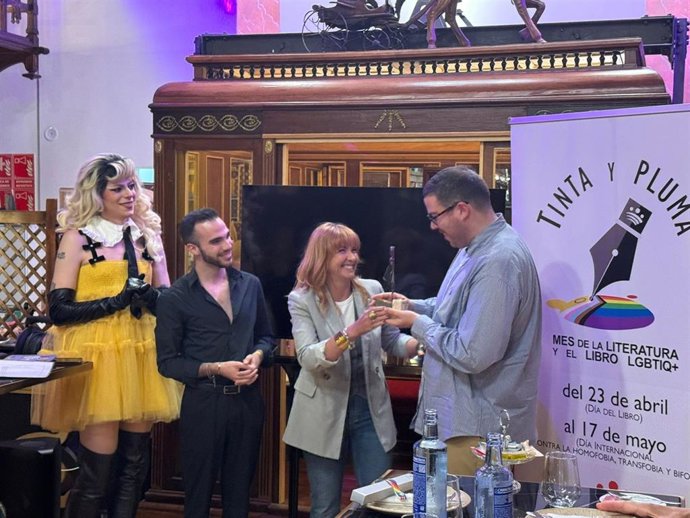 Enrique Aparicio recibe el premio Tinta y Pluma por si libro 'La mancha'.