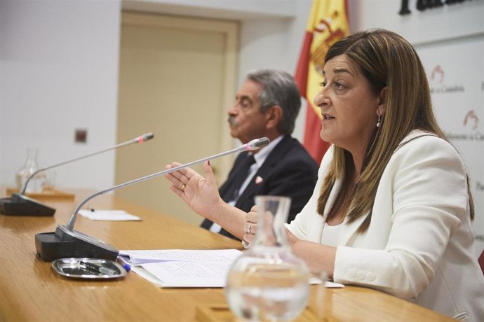 Archivo - La presidenta del Partido Popular de Cantabria, María José Sáenz de Buruaga, junto al secretario general del PRC, Miguel Ángel Revilla.