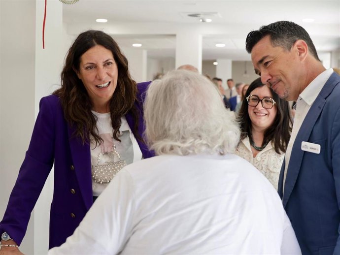La consejera de Inclusión Social, Juventud, Familias e Igualdad, Loles López, ha participado en la inauguración de la Residencia de Personas Mayores 'Reifs' en Tomares (Sevilla).