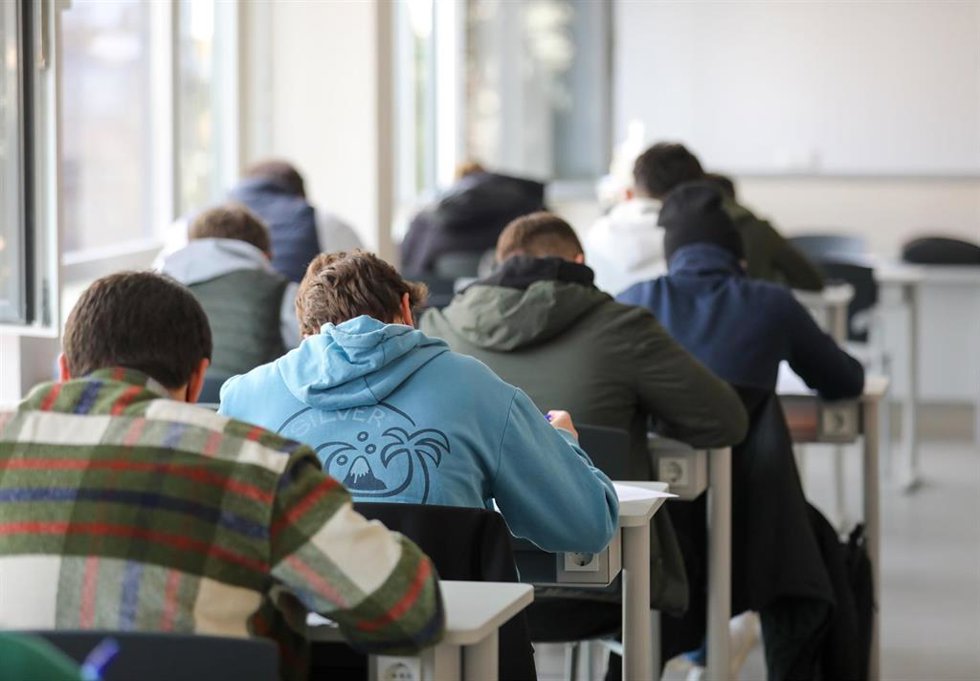 Archivo - Varios alumnos en un examen.