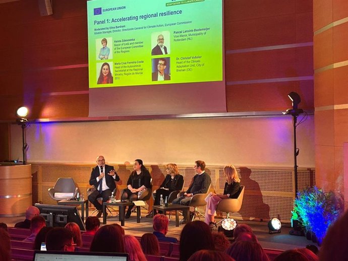 La secretaria autonómica de Energía, Sostenibilidad y Acción Climática, María Cruz Ferreira, participando en la mesa redonda 'Acelerar la resiliencia regional', correspondiente al IV Foro para la Misión de la Unión Europea.