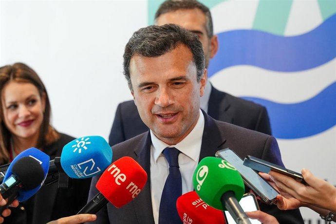 El alcalde de Cádiz, Bruno García, atiende a los periodistas.