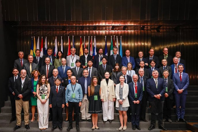 Foto de familia del comité de dirección de Dones con Laura García-Lorca, en el centro en la imagen