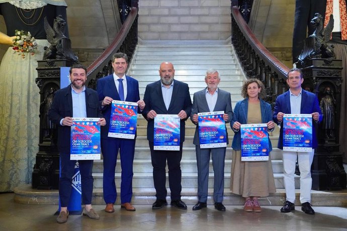 El conseller de Turismo, Cultura y Deportes, Jaume Bauzà, el alcalde de Palma, Jaime Martínez, y el presidente de la Federación Española de Natación, Fernando Carpena, en el acto de presentación de la 112º Campeonato de España de Natación