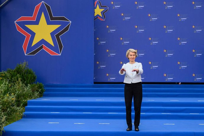 16 de maio de 2025, Albânia, Tirana: A presidente da Comissão Europeia, Ursula von der Leyen, chega para a foto de família na Cúpula da Comunidade Política Europeia (EPC) em Tirana. Foto: Leon Neal/PA Wire/dpa