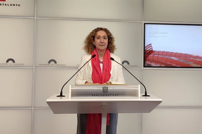 La portavoz de ERC en el Parlament, Ester Capella, en rueda de prensa.