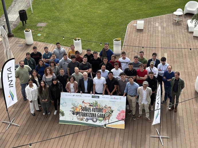 Foto de grupo del consejero Aierdi, junto a la gerente de INTIA y los jóvenes que han completado la formación para incorporarse al sector agrícola y ganadero.