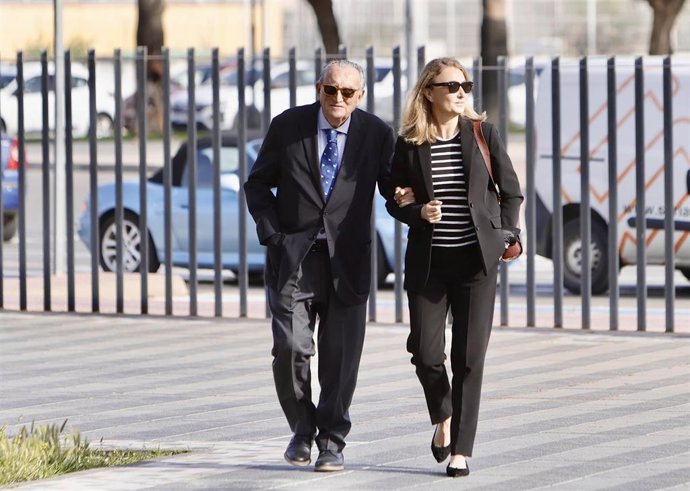 El expresidente de la Diputación de Castellón Carlos Fabra a su llegada a los juzgados acompañado de su hija