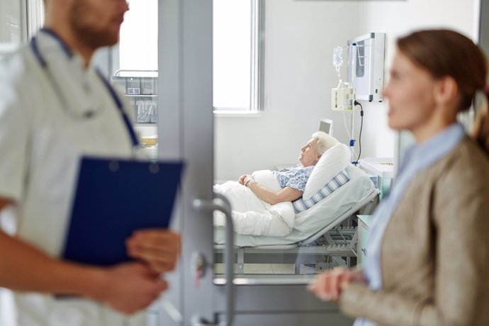 Archivo - Imagen de recurso profesional sanitario y paciente.