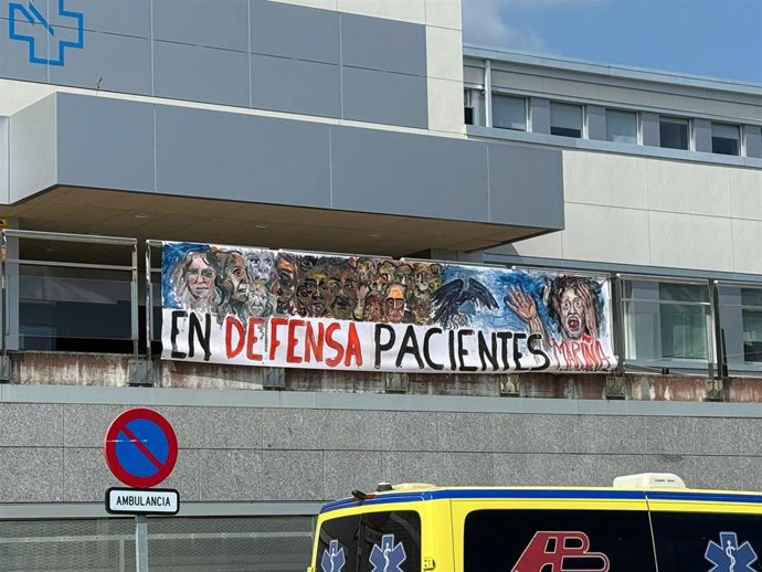 Pancarta colgada en el Hospital de A Mariña este martes, a 20 de mayo de 2025.