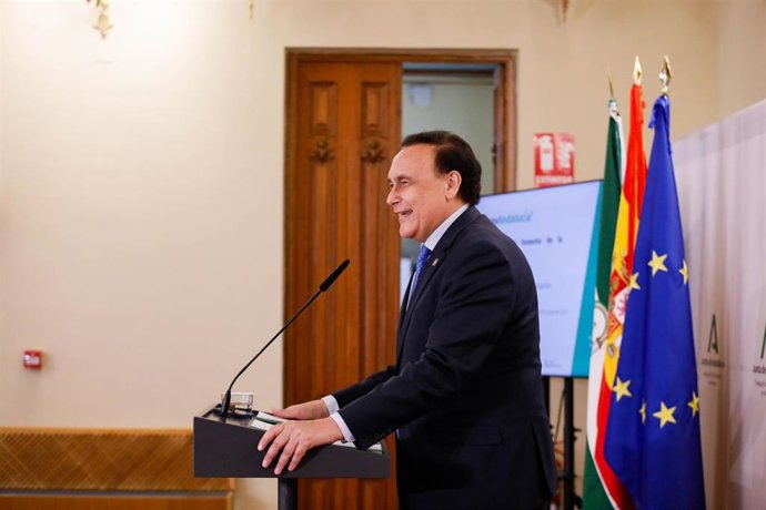 El consejero de Universidad, Investigación e Innovación de la Junta de Andalucía, José Carlos Gómez Villamandos, durante la presentación en Almería de la iniciativa 'InnovAndalucía'.