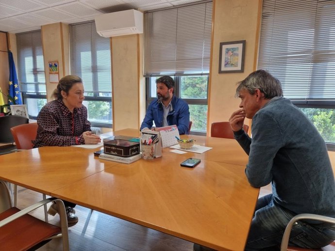 La consejera Lydia Espina se ha reunido este martes con el alcalde de Valdés, Óscar Pérez y con el teniente de alcalde, Jesús Manuel Fernández, para tratar asuntos sobre los equipamientos del concejo.