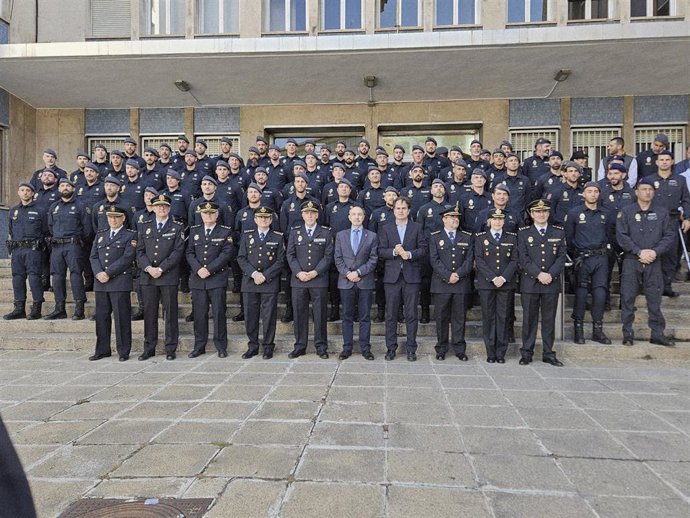 El consejero de Hacienda, Interior y Administración Pública del Gobierno de Aragón, Roberto Bermúdez de Castro; el delegado del Gobierno en Aragón, Fernando Beltrán; y los 78 policías nacionales galardonados.