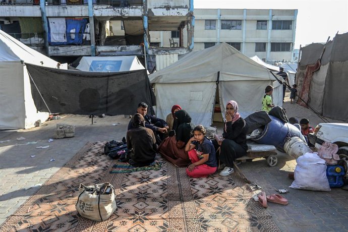 Os palestinos esperam para fugir da cidade de Khan Younis, no sul da Faixa de Gaza, enquanto a ofensiva militar de Israel se intensifica e as ordens de evacuação são emitidas para essa área do enclave.