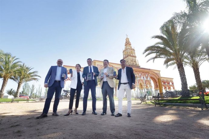 El alcalde de Córdoba, José María Bellido, junto a los delegados de Fiestas y Tradiciones, Julián Urbano; de Infraestructuras, Miguel Ruiz Madruga; de Inclusión y Accesibilidad, Bernardo Jordano, y de Igualdad, Marián Aguilar, en la portada de la feria.
