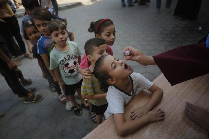 Niños recibiendo atención médica en la Franja de Gaza.
