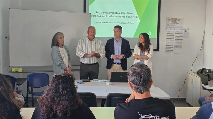 El delegado territorial de Sostenibilidad y Medio Ambiente en la provincia de Cádiz, Óscar Curtido, en una jornada de formación sobre varamientos de mamíferos y tortugas marinas en el litoral de Andalucía
