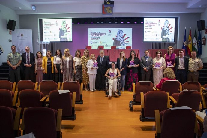 Fuentes (centro), junto a las galardonadas y el resto de autoridades, en la entrega de los II Premios al Emprendimiento y el Liderazgo Femenino.