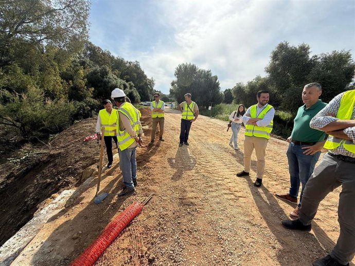 El subdelegado de la Junta en el Campo de Gibraltar, Javier Ros, y el delegado territorial de Sostenibilidad en la provincia de Cádiz, Francisco Moreno, supervisan obras en el cauce del río Hortanganza.