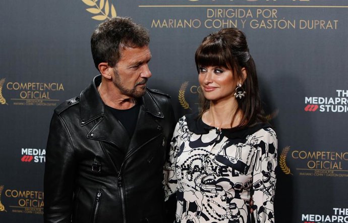 Archivo - Penélope Cruz y Antonio Banderas durante al estreno de la película 'Competencia oficial' en el cine Capitol. Imagen de archivo.