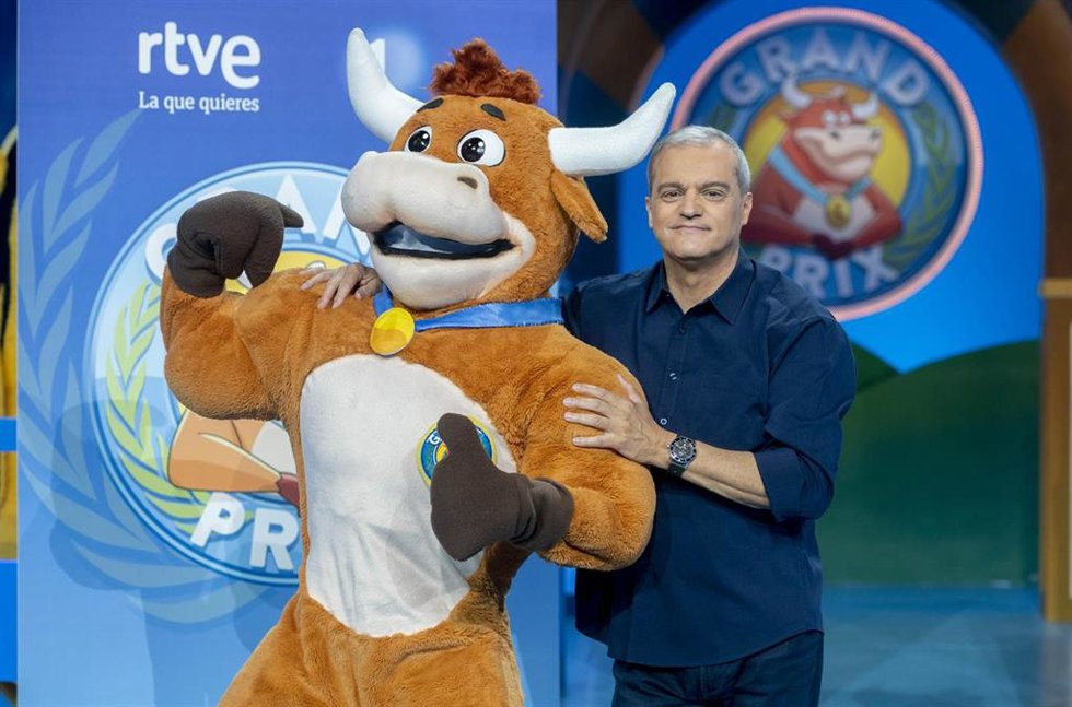 Archivo - El presentador Ramón García junto a la nueva mascota del programa durante la presentación de la nueva edición de El Grand Prix del Verano, en el plató donde se graba el programa, a 5 de julio de 2023, en Fuenlabrada, Madrid (España). El prog