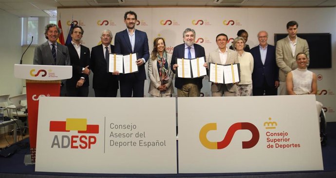 Foto de familia tras la firma del acuerdo de colaboración entre el CSD y el Consejo Asesor del Deporte Español