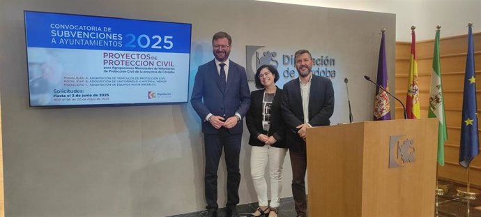 Antonio Martín (izda.), en la presentación de la convocatorira de subvenciones para agrupaciones de Protección Civil.