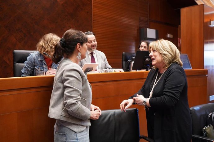 La consejera de Educación, Cultura y Deporte del Gobierno de Aragón, Tomasa Hernández, en la Comisión de las Cortes autonómicas.