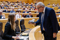 Un senador del PP entrega a Aagesen un saco de arena tóxica y el PSOE le denuncia por "intimidación