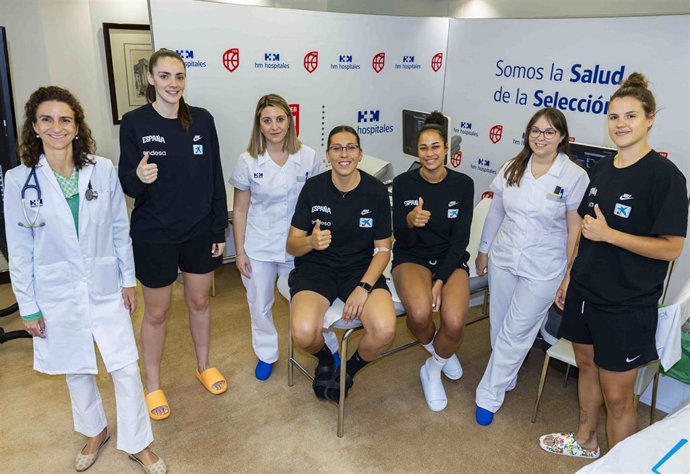 Las jugadoras de la selección de baloncesto pasando su reconocimiento médico previo al Eurobasket 2025