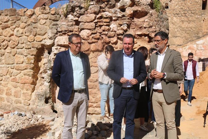 Visita del presidente del PP en Huelva, Manuel Andrés González, al Castillo de Niebla.