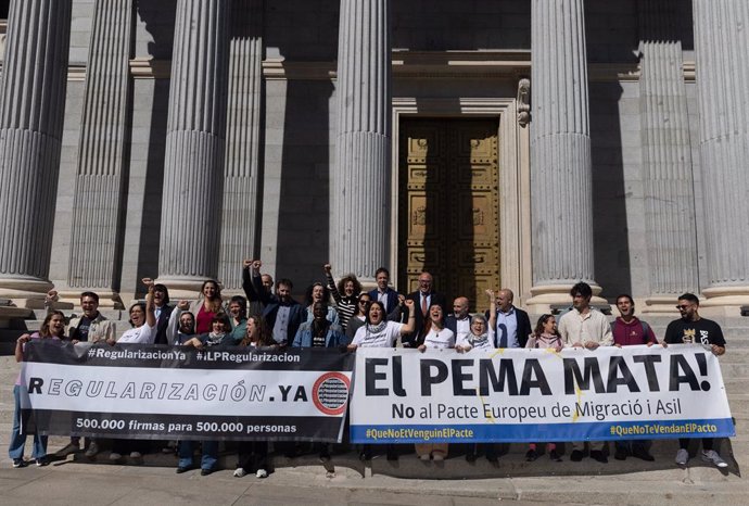 Archivo - Varias personas se concentran frente al Congreso en defensa de la ILP RegularizaciónYa mientras se debate la iniciativa en el Congreso, a 9 de abril de 2024, en Madrid (España). El Congreso debate este martes 9 de abril la toma en consideración 