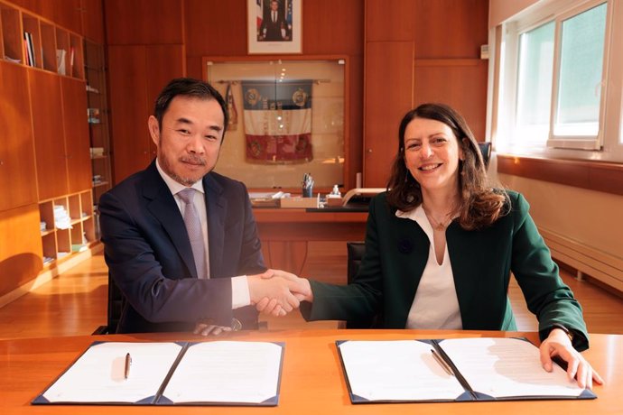 Professor Eric Xing and Laura Chaubard (Image copyright: Credit @Jérémy Barande - Ecole Polytechnique)