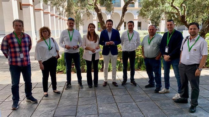 La portavoz de los socialistas sevillanos y parlamentaria andaluza, Encarnación Martínez, acompañada por el portavoz socialista en la Comisión de Fomento, Rafael Márquez, recibe en el Parlamento a los representantes sindicales de Tussam