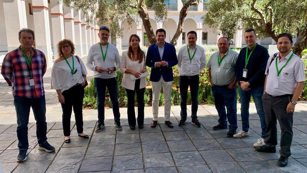 La portavoz de los socialistas sevillanos y parlamentaria andaluza, Encarnación Martínez, acompañada por el portavoz socialista en la Comisión de Fomento, Rafael Márquez, recibe en el Parlamento a los representantes sindicales de Tussam