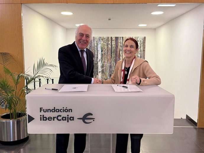 José Luis Rodrigo, director general de Fundación Ibercaja, y Pilar Cintora, presidenta de Cruz Roja Autonómica de Aragón.