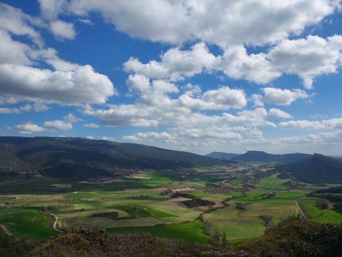 Archivo - Paisaje de Euskadi con cielos cargados de nubes.