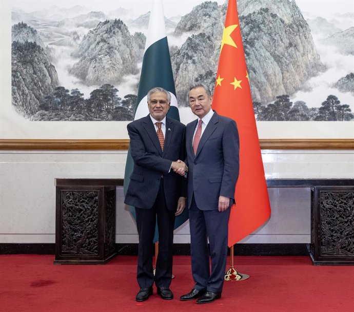 O ministro das Relações Exteriores da China, Wang Yi, recebe seu colega paquistanês Mohamad Ishaq Dar em Pequim.