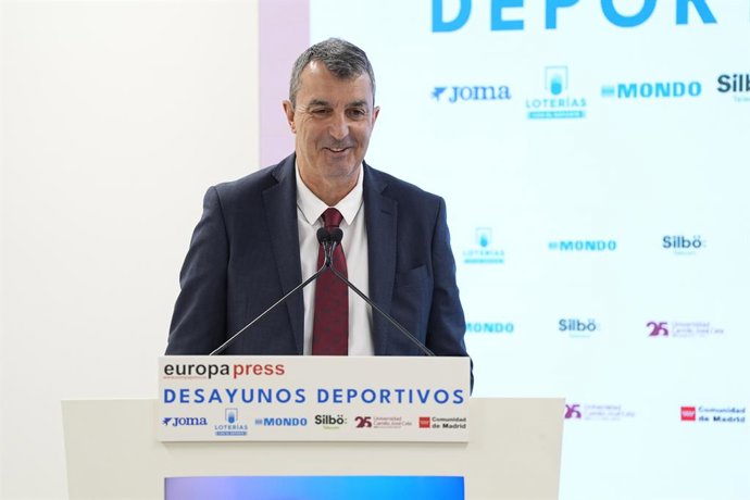 Javier Guillen, presidente da La Vuelta, durante o Desayunos Deportivos Europa Press com Rafael Louzan, presidente da RFEF, na Universidade Camilo Jose Cela, em 06 de maio de 2025, em Milão, Itália.