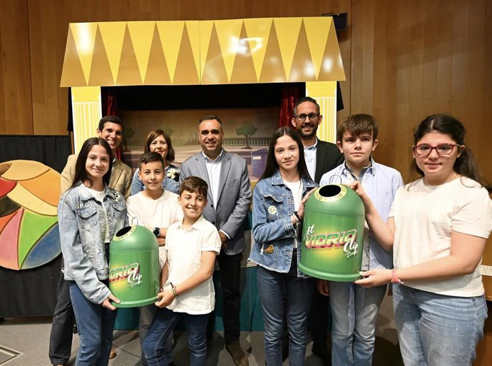 Entrega de premios de 'El Vidrioclip', con el presidente de la Diputación de Granada, Francis Rodríguez, en el centro en la imagen