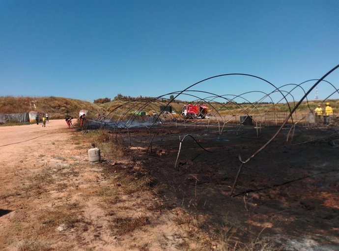 Imagen del incendio en una finca entre Villarrasa y Rociana del Condado (Huelva).
