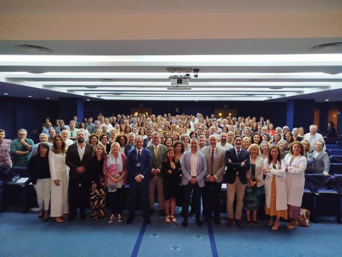 Foto de familia de ponentes y asistentes al finalizar la jornada.
