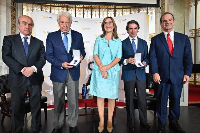 Felipe González, Nuria Vilanoa y José María Aznar durante la entrega de Medallas de Honor de CEAPI