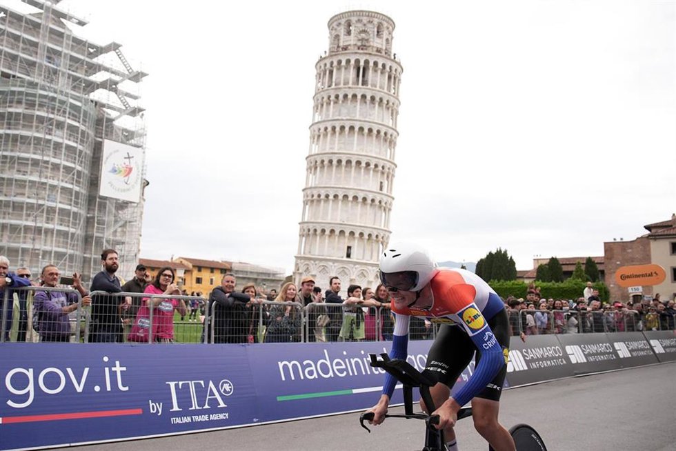 El ciclista neerlandés Daan Hoole (Lidl-Trek) gana la contrarreloj del Giro de Italia 2025 entre Lucca y Pisa