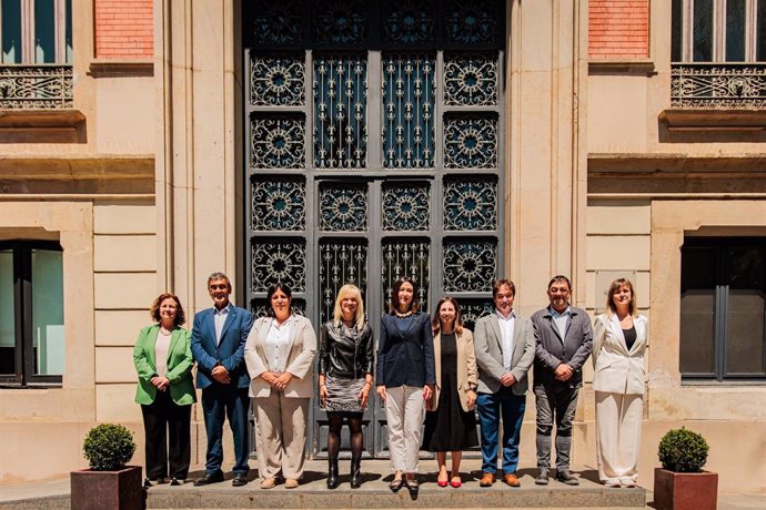 Els delegats territorials i la consellera d'Interior i Seguretat Pública, Núria Parlon, durant la visita al CECAT