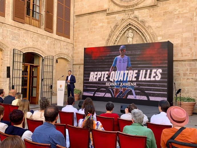 Acto de presentación del proyecto '4 illles, un repte solidari' en el Consolat de Mar.