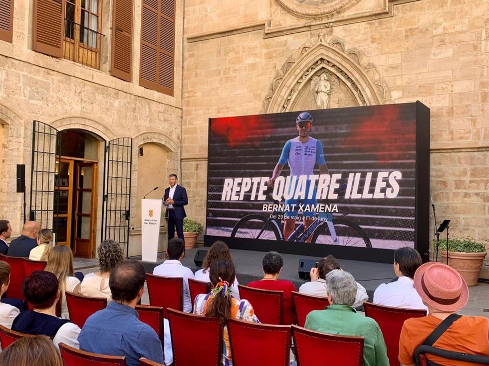 Acto de presentación del proyecto '4 illles, un repte solidari' en el Consolat de Mar.