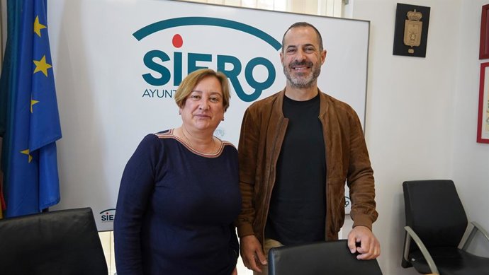 La concejala de Festexos, Mercaos y Bienestar Animal, Ana Nosti, y l'alcalde de Siero, Ángel García.  